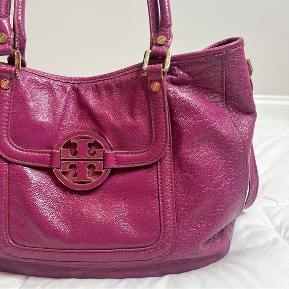 Tory Burch Large Amanda Classic Patent Leather Fuchsia Colored Hobo - Picture 2 of 16